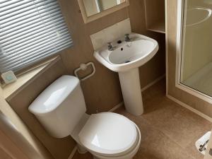 Ένα μπάνιο στο Pet Friendly - Millfield Park Skegness 4 Bed +22 φωτογραφίες