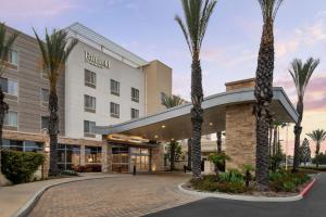 Un hotel con palmeras enfrente. en Fairfield Inn & Suites by Marriott Tustin Orange County, en Tustin