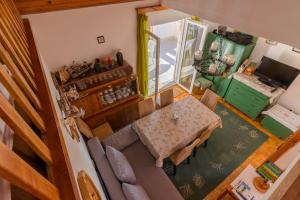vistas panorámicas a una sala de estar con sofá y mesa en Apartment Surfer's lodge, nature driven with Sauna en Krk
