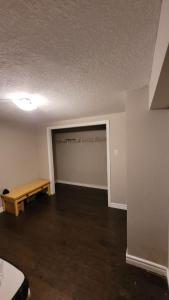 Fotografie z fotogalerie ubytování 3 Room Set for Up to 8 people- 10 minutes from Kitchener Airport, Walking to Transit v destinaci Kitchener