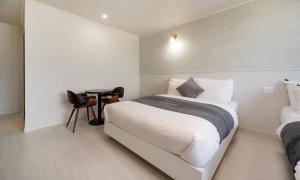 CM Park Hotel客房内的一张或多张床位
