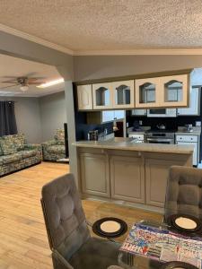 Una sala de estar con dos sillas y una cocina. en Double Wide Getaway in PCB, en Panama City Beach