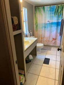 Un baño con ducha, lavabo e inodoro. en Double Wide Getaway in PCB, en Panama City Beach