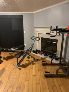 sala de estar con TV y chimenea en Double Wide Getaway in PCB, en Panama City Beach