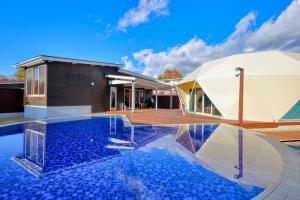 Bazén v ubytování Private Villa Glampimg 富士山中湖 nebo v jeho okolí