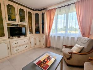 Μια τηλεόραση ή/και κέντρο ψυχαγωγίας στο Maison rénovée avec jardin privatif, proche châteaux et ZooParc de Beauval, Argy - FR-1-591-613
