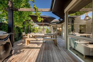 Gallery image of Aura Hot Tub Retreat - Unique Cedar Hot Tub Experience, 650m to Tyrone Foreshore in Rye