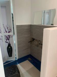 a small bathroom with a vase on the floor at Homestay Senggarang in Senggarang +39 photos