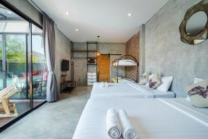 une chambre avec deux lits et un miroir dans l'établissement EL MAR Pool Villa, à Ban Bo Fai (1) 120 autres photos