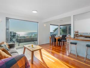 Posezení v ubytování Ocean View Beach Beauty - Tairua Holiday Home