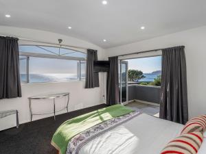 Postel nebo postele na pokoji v ubytování Ocean View Beach Beauty - Tairua Holiday Home + 31 fotografií