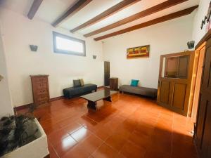 a living room with couches and a table in it at Casa de huéspedes vista hermosa in San Agustín Etla