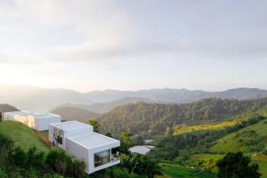 una casa su una collina con vista di Bon r kaad a Chiang Mai