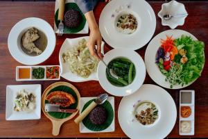 un tavolo con piatti di cibo sopra di Bon r kaad a Chiang Mai