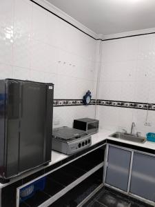a kitchen with a stove and a sink at Alojamiento en villavicencio con parqueadero in Villavicencio