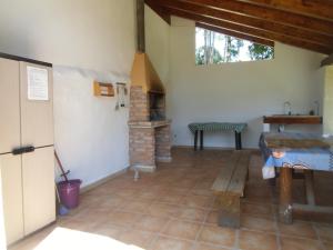 A kitchen or kitchenette at El Pontarron Apartamentos Még 29 kép