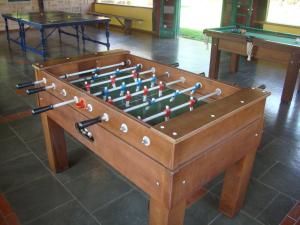 una mesa de billar de madera con pelotas en una habitación en Pousada Sapucaia, en Guararema