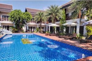Kolam renang di atau dekat dengan Vang Vieng Savanh Sunset View Resort +70 gambar
