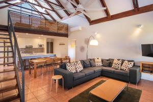 un soggiorno con un divano e un tavolo di Dunsborough Beach Cottages a Dunsborough