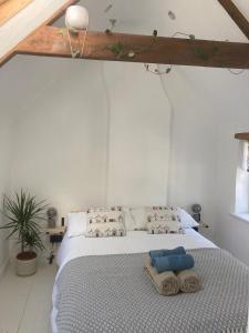 En eller flere senge i et værelse på Bridge Cottage