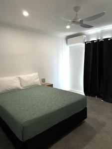 Ένα ή περισσότερα κρεβάτια σε δωμάτιο στο Red Emu Motel