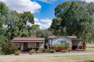een huis in de wildernis met bomen op de achtergrond bij Mansfield Lakeside Caravan Park in Mansfield