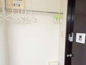 een badkamer met een toilet en een handdoekenrek bij Rakuda Hotel Jingu in Miyazaki +21 foto's