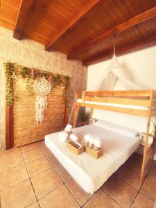 una camera da letto con un letto a castello con asciugamani e candele di La Villa a Sant Jaume d'Enveja Altre 41 foto