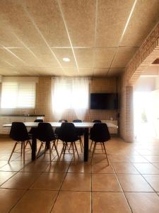 una sala da pranzo con tavolo e sedie di La Villa a Sant Jaume d'Enveja