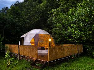 KuvançariEvaland Glamping Resort的田野中木甲板上的圆顶帐篷