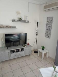 Televízia a/alebo spoločenská miestnosť v ubytovaní Helena's Apartment 2 Agia Triada
