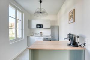 O bucătărie sau chicinetă la Appartement Ylang - La Maison Heureuse - Welkeys +6 fotografii