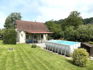 a house with a swimming pool in a yard at La maison de julie in Burosse-Mendousse