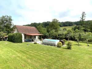 a house with a swimming pool in a yard at La maison de julie in Burosse-Mendousse