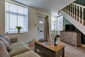 ein Wohnzimmer mit Sofa und Tisch in der Unterkunft Finest Retreats - Suzys Cottage in Disley