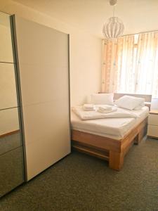 Postel nebo postele na pokoji v ubytování Alpenglück Apartment - Aare Jungfrau AG