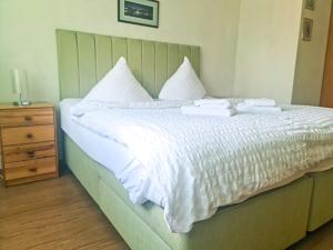 Postel nebo postele na pokoji v ubytování Alpenglück Apartment - Aare Jungfrau AG