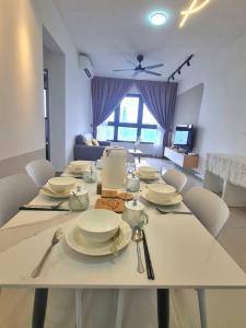 Μια τηλεόραση ή/και κέντρο ψυχαγωγίας στο KL View 3BedRoom 2carpark MRT Station Cheras Maluri FreeWifi C41