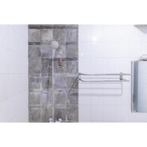 un bagno con doccia con porta in vetro di Urbanview Hotel Utari a Bandung