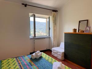 1 dormitorio con ventana, 1 cama y vestidor en Casa Rosa, en Bracco