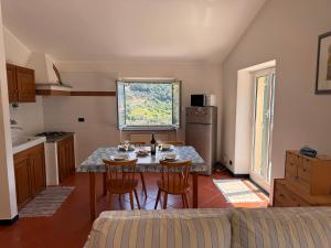 Una cocina con una mesa y sillas en una cocina. en Casa Rosa, en Bracco