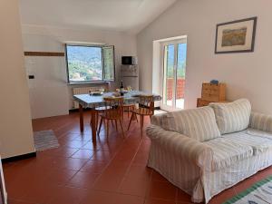 una sala de estar con un sofá y una mesa en Casa Rosa, en Bracco