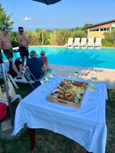 Jídlo v hotelu nebo okolí + 37 fotografií