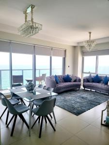 Posezení v ubytování Luxurious 2 bedroom Beachfront Apartment - direct seaview