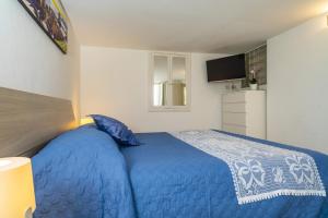 A bed or beds in a room at Serendipity