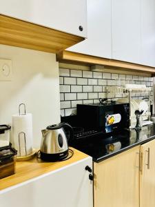 eine Küche mit einem Wasserkocher auf der Theke in der Unterkunft Aiya's Cozy Staycation in Tagaytay SMDC Wind in Tagaytay + 25 Fotos
