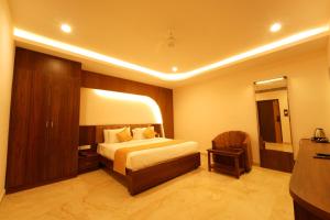 TSR Vivitha Grand客房内的一张或多张床位