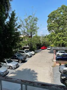 Ein Haufen Autos, die auf einem Parkplatz geparkt sind. in der Unterkunft Bangkok Resort and Spa in Ban O Pao