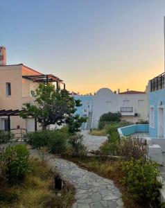 een uitzicht op een stad met gebouwen en een wandelpad bij Little Summer House in Toploú