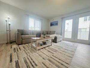 a living room with a couch and a coffee table at 轻松客栈 in Fairbanks